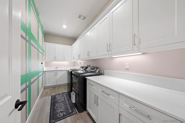 Interior, Recessed Lighting, Washer, Wood Texture Flooring