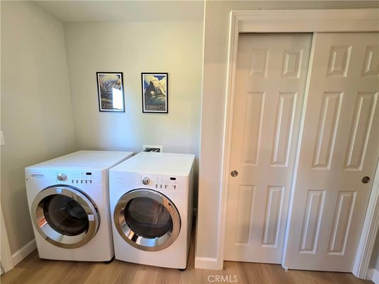 Interior, Washer, Wood Texture Flooring