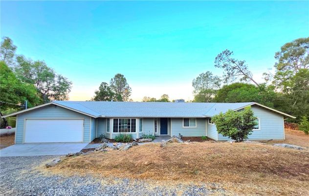 Attached, Exterior, Facade, Ranch