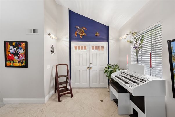 Interior, Piano