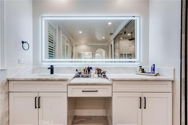 Bathroom, Dual Sink Vanities, Interior, Recessed Lighting