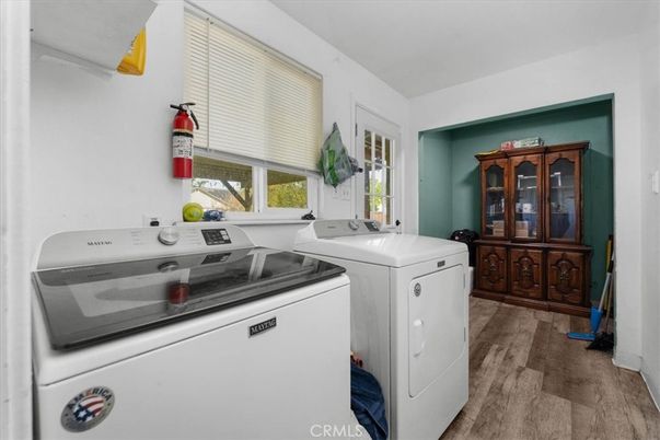 Interior, Washer, Wood Texture Flooring