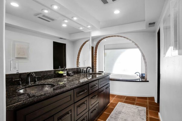Bathroom, Dual Sink Vanities, Interior, Recessed Lighting