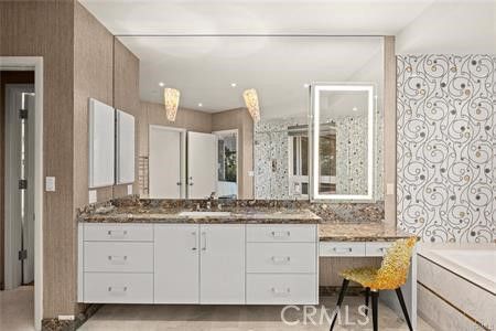 Bathroom, Dual Sink Vanities, Interior, Recessed Lighting