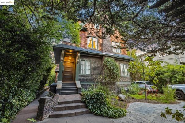 Exterior, Facade, Brick Facade, American Foursquare