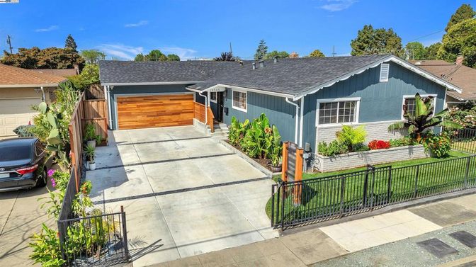 Attached, Exterior, Facade, Ranch