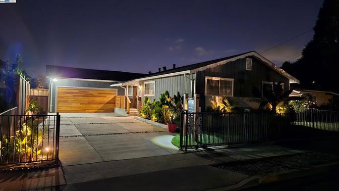 Backyard, Exterior, Facade, Modern