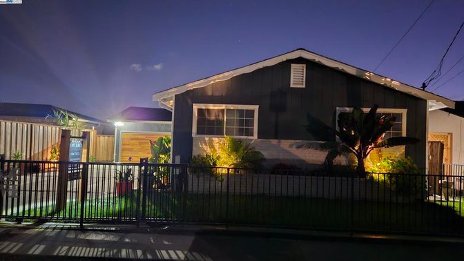 Exterior, Facade, American Craftsman