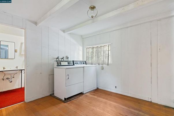 Interior, Washer, Wood Texture Flooring