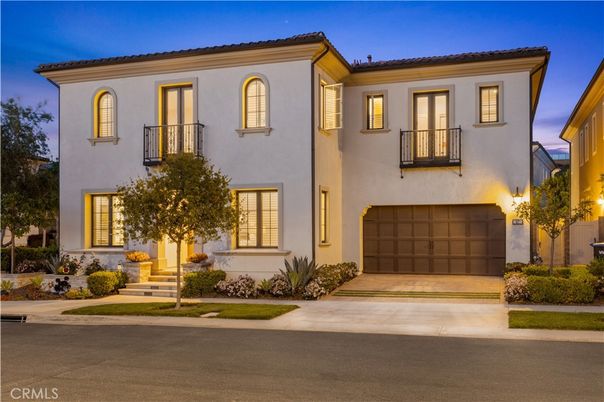 Attached, Exterior, Facade, Mediterranean