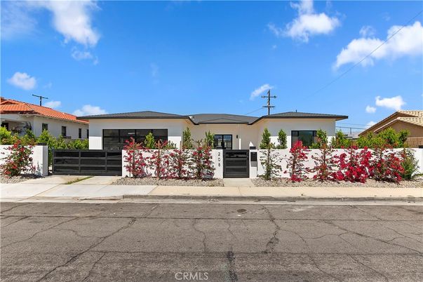 Attached, Exterior, Facade, Ranch