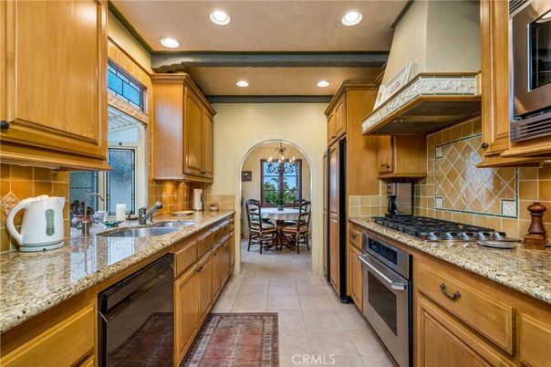 Chandelier, Dining room, Interior, Kitchen, Recessed Lighting, Stainless Steel Appliances