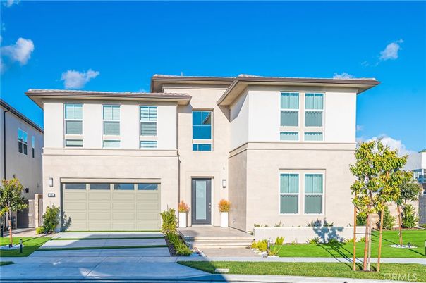 Attached, Exterior, Facade, Mediterranean