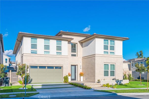 Attached, Exterior, Facade, Mediterranean