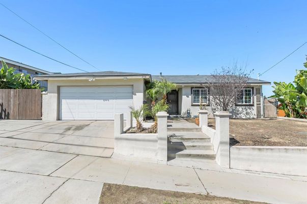 Attached, Exterior, Facade, Ranch