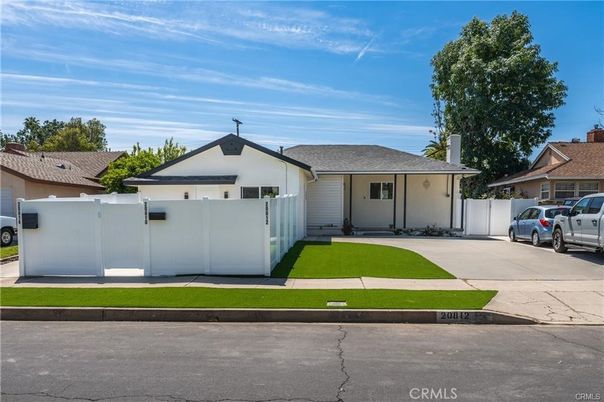 Exterior, Facade, Ranch
