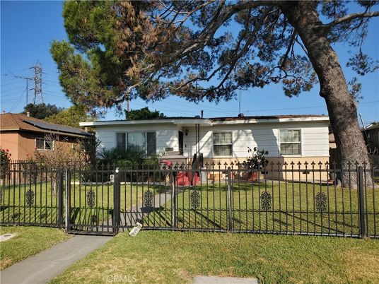 Exterior, Facade, Ranch