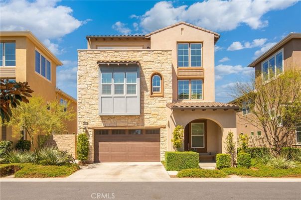 Attached, Exterior, Facade, Mediterranean