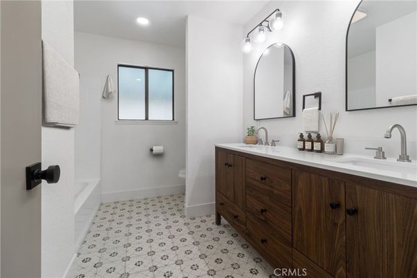 Bathroom, Dual Sink Vanities, Interior, Recessed Lighting