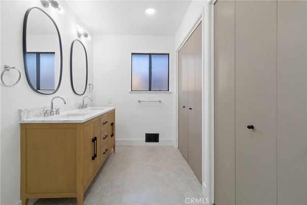 Bathroom, Dual Sink Vanities, Interior, Recessed Lighting