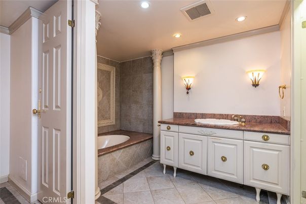 Bathroom, Interior, Recessed Lighting