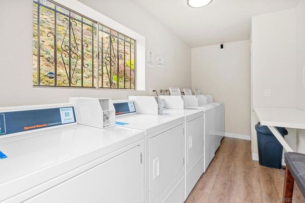 Interior, Recessed Lighting, Washer, Wood Texture Flooring