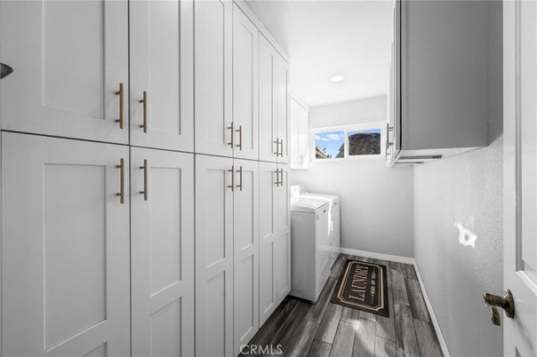 Interior, Recessed Lighting, Washer, Wood Texture Flooring