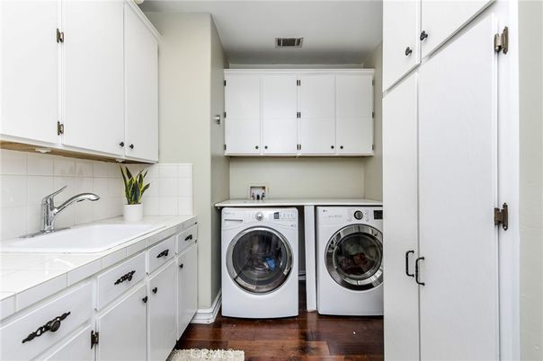Interior, Washer, Wood Texture Flooring