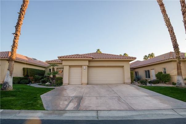 Attached, Exterior, Facade, Mediterranean