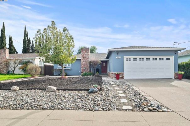 Attached, Exterior, Facade, Ranch