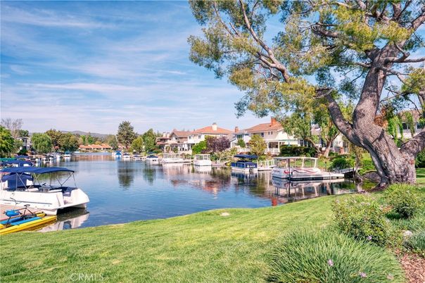 Exterior, Lake