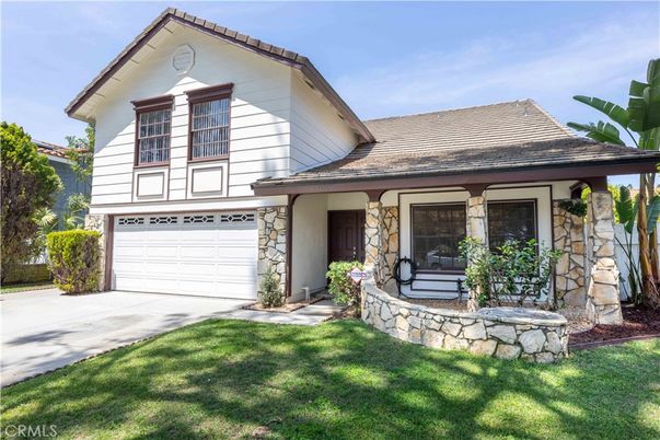 Attached, Exterior, Facade, Farmhouse