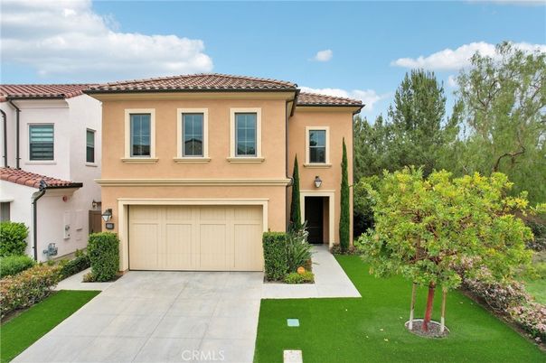Attached, Exterior, Facade, Mediterranean