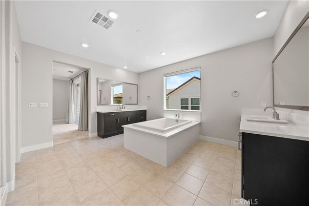 Bathroom, Dual Sink Vanities, Interior, Recessed Lighting