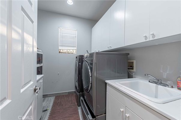 Interior, Recessed Lighting, Washer, Wood Texture Flooring