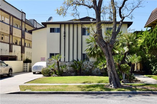 Exterior, Facade, Modern