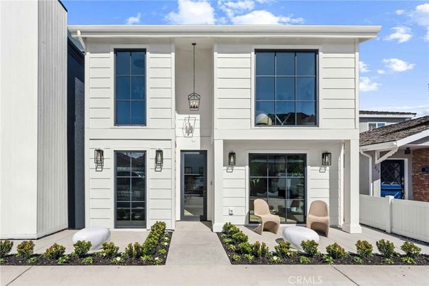 Exterior, Facade, Modern