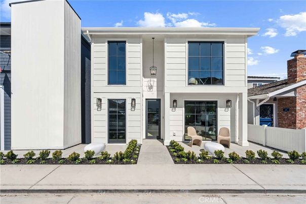 Exterior, Facade, Modern