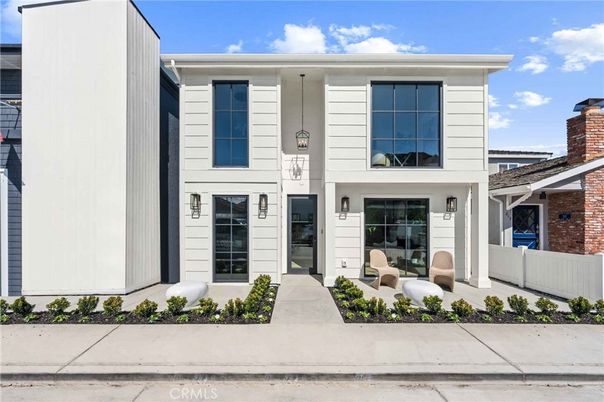 Exterior, Facade, Modern