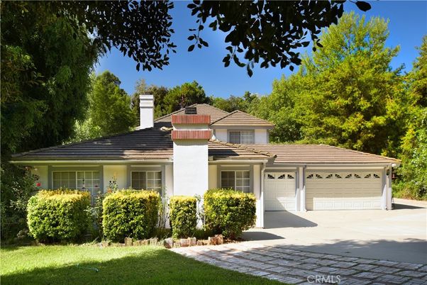 Attached, Exterior, Facade, Ranch