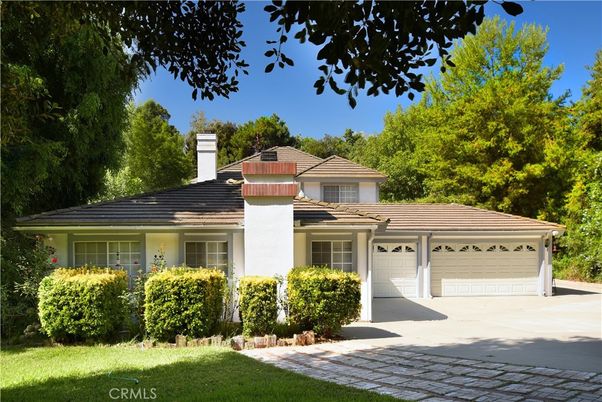 Attached, Exterior, Facade, Ranch