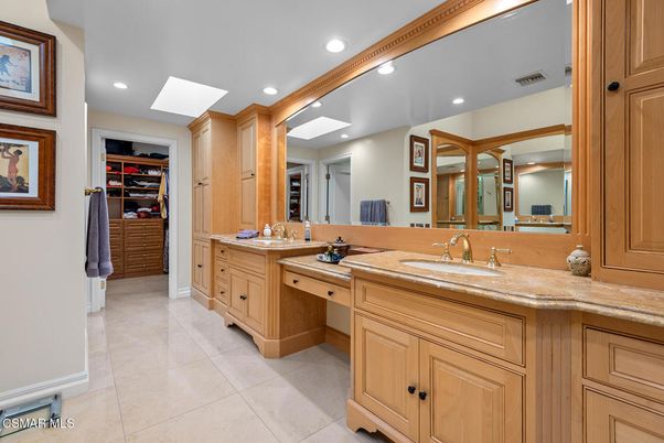 Bathroom, Dual Sink Vanities, Interior, Recessed Lighting