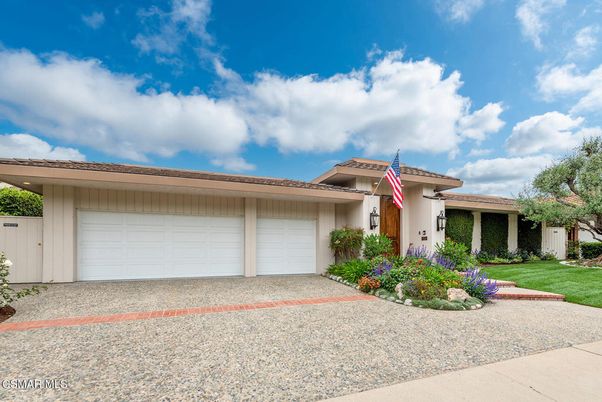 Attached, Exterior, Facade, Mediterranean