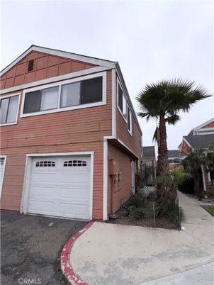 Attached, Exterior, Facade, Modern