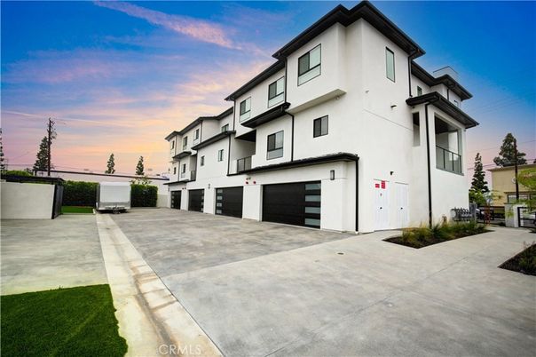 Attached, Exterior, Facade, Modern