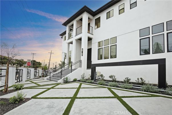 Exterior, Facade, Modern