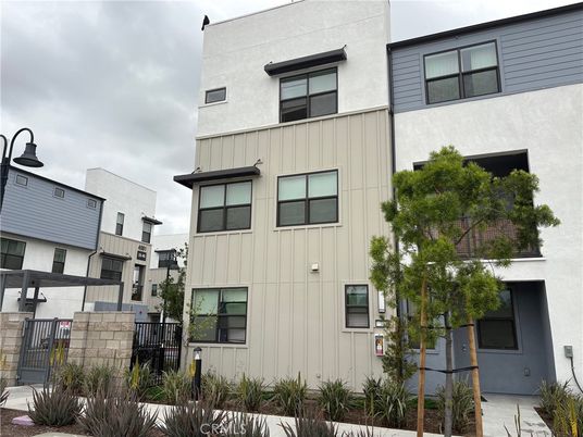 Exterior, Facade, Rowhouse