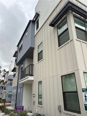 Exterior, Facade, Rowhouse