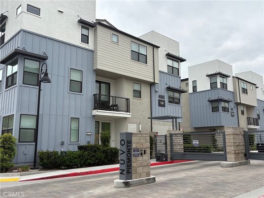 Attached, Exterior, Facade, Rowhouse