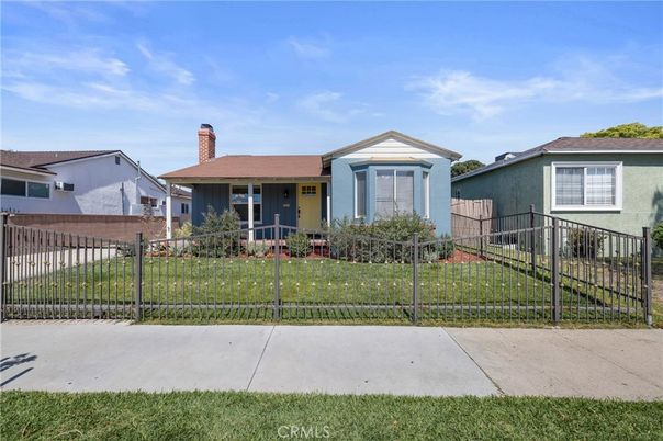 Exterior, Facade, Ranch